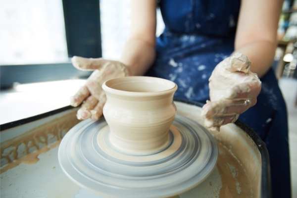 Comment faire de la poterie avec un tour ?